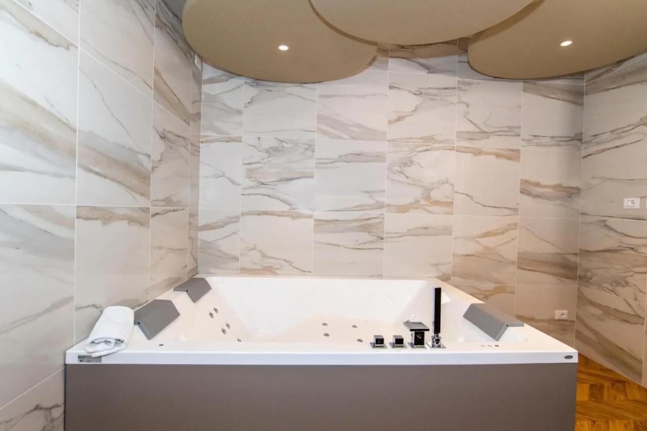 Jacuzzi Suite Home by Enjoy Garda Hotel Peschiera del Garda Buitenkant foto